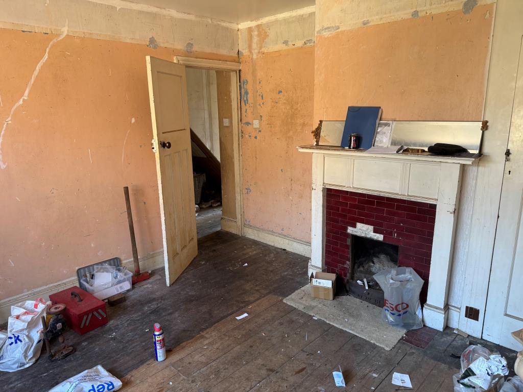 Lot: 125 - FREEHOLD SEMI-DETACHED HOUSE FOR IMPROVEMENT - The Dining Room